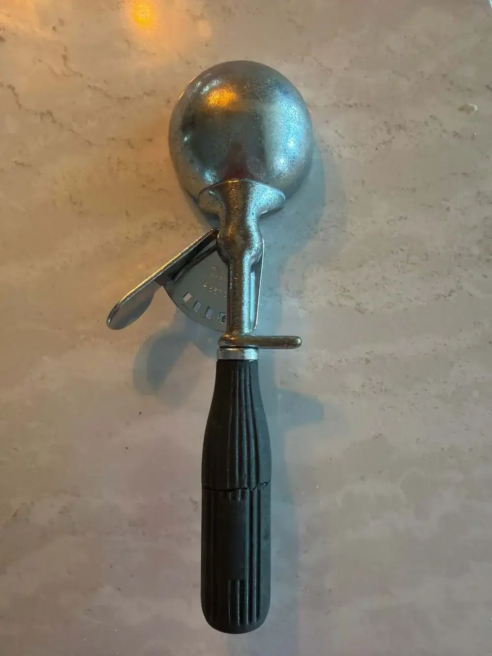 Vintage Hamilton Beach Model 60-B Ice Cream Scoop with Black‎ Ribbed Handle
